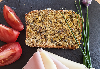 eine Scheibe Kürbiskernbrot mit Schnittlauch-Deko