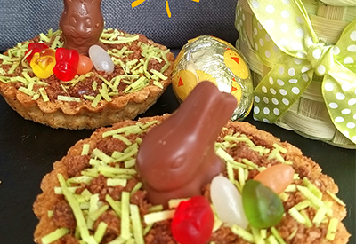 Nougat-Tartelettes mit Schoko-Osterhasen