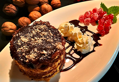 Somlauer mit Schlagobers und Früchten auf einem Teller